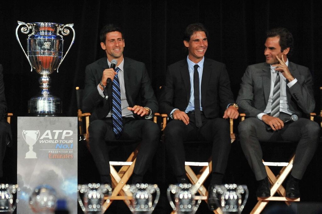 Novak Djokovic, Rafael Nadal e Roger Federer, de terno e gravata, sentados conversando e sorrindo em evento da ATP