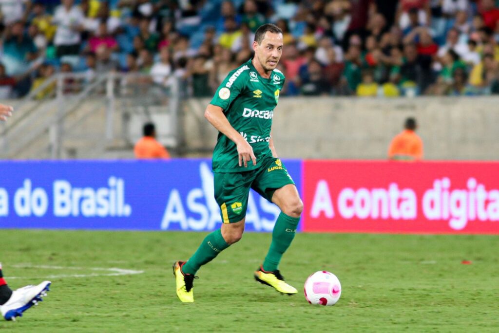 Meia Rodriguinho em jogo do Cuiabá em 2023