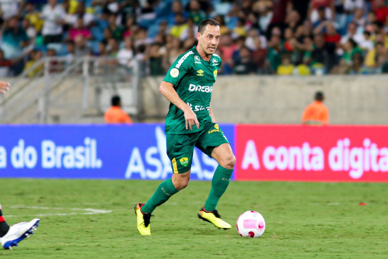 Meia Rodriguinho em jogo do Cuiabá em 2023