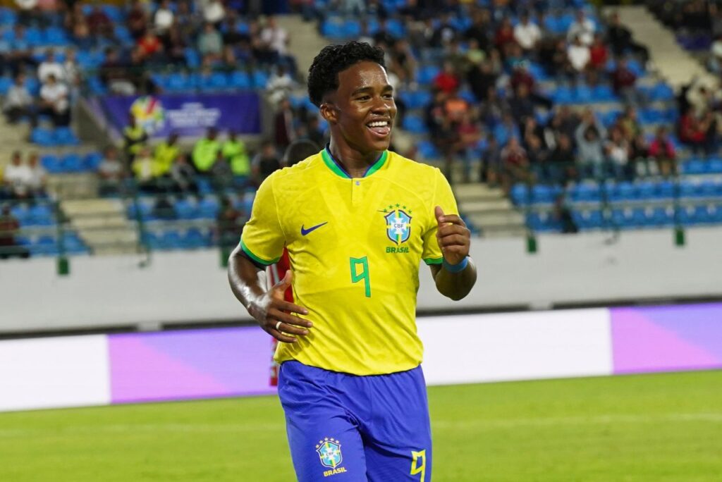 Endrick comemora gol pelo Brasil