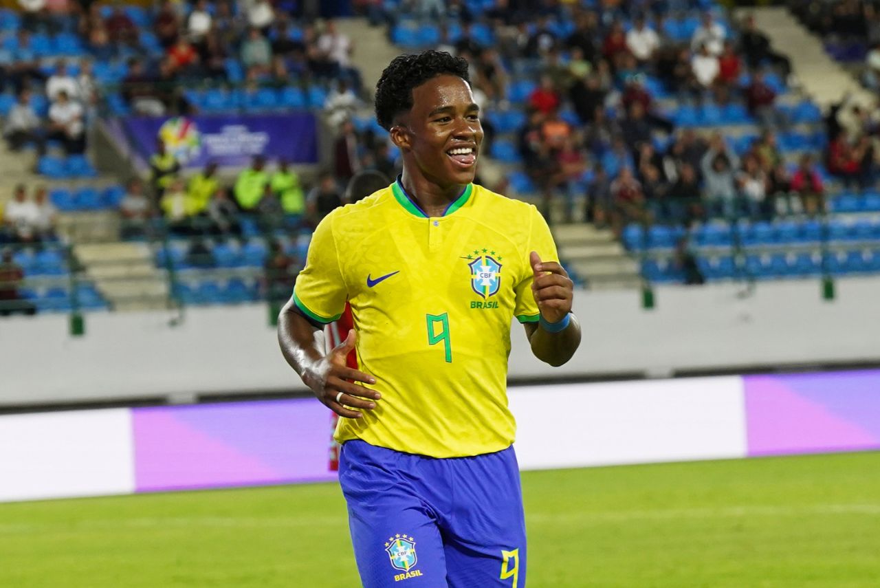 Endrick comemora gol pelo Brasil