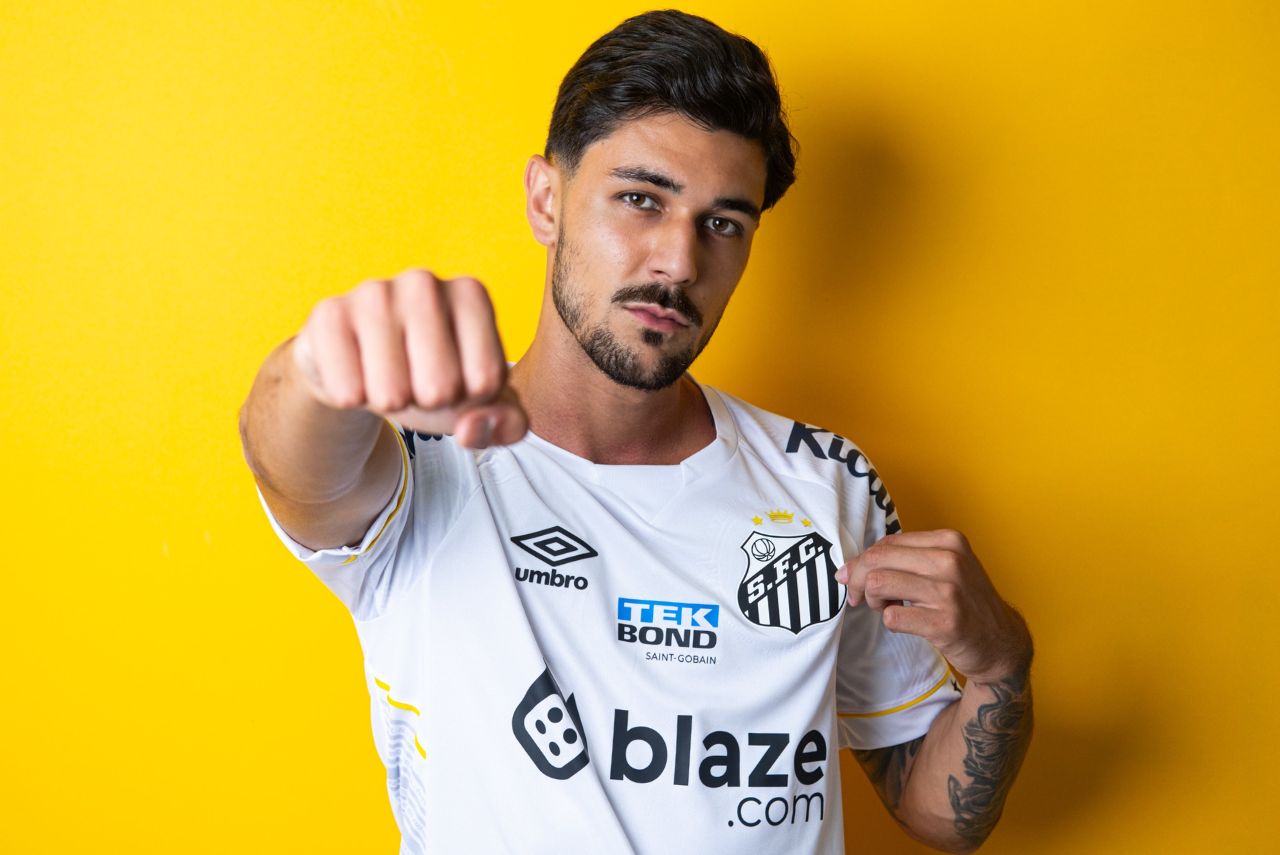 Zagueiro João Basso posando com a camisa do Santos