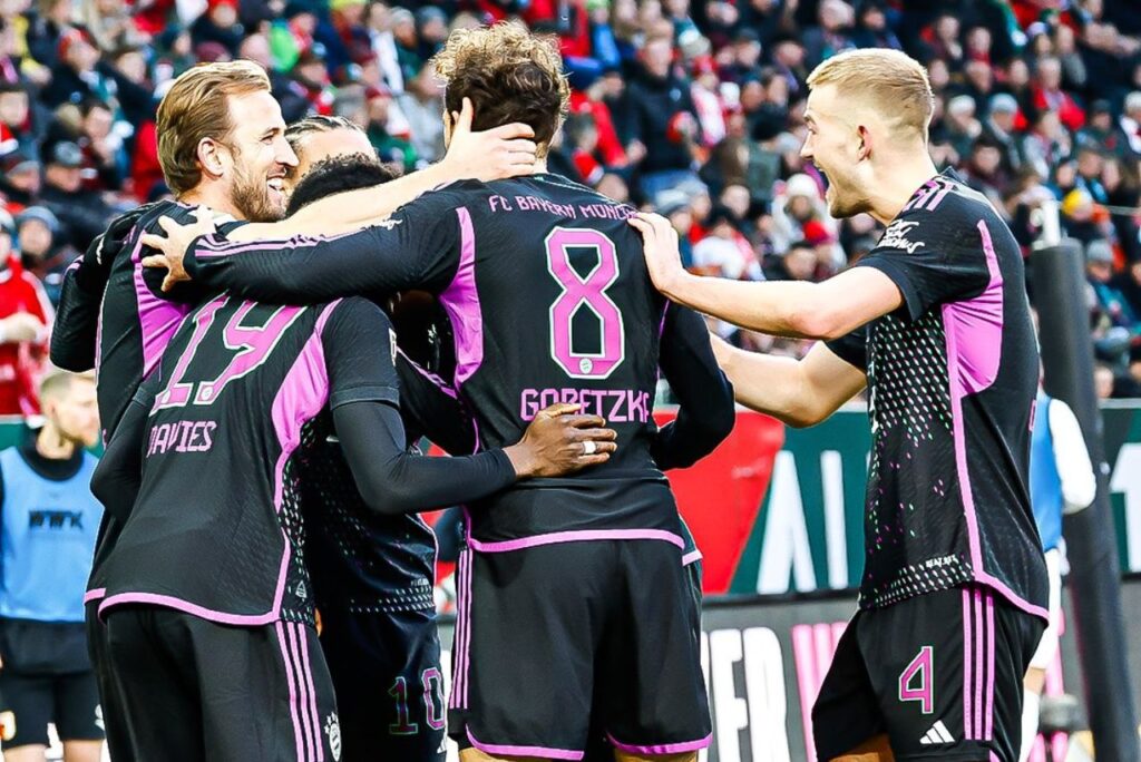 Jogadores do Bayern de Munique comemoram vitória sobre o Augsburg na Bundesliga 2024