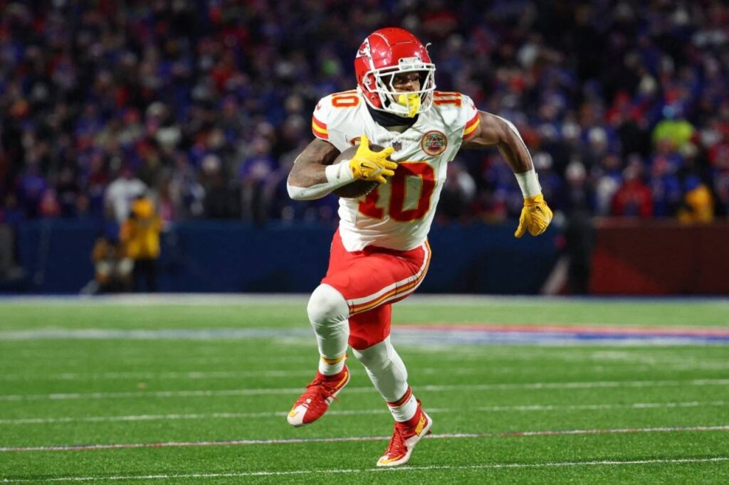 Isiah Pacheco é um dos destaques dos Chiefs na temporada. Foto: TIMOTHY T LUDWIGGETTY IMAGES NORTH AMERICAGetty Images via AFP