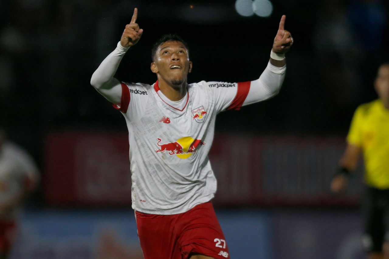 Atacante Sorriso comemora gol pelo Red Bull Bragantino em 2023