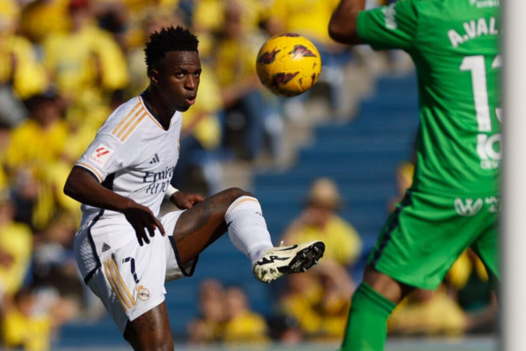 Atacante Vini Jr. em jogo do Real Madrid contra o Las Palmas