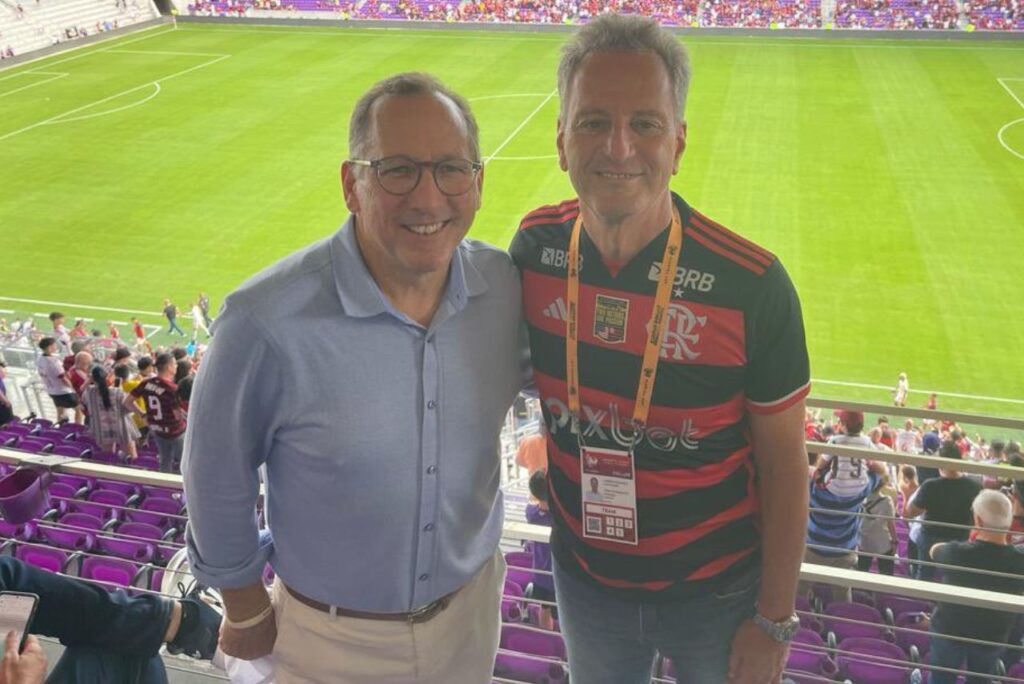 Dono da SAF do Botafogo, John Textor, e presidente do Flamengo, Rodolfo Landim, em camarote nos Estados Unidos