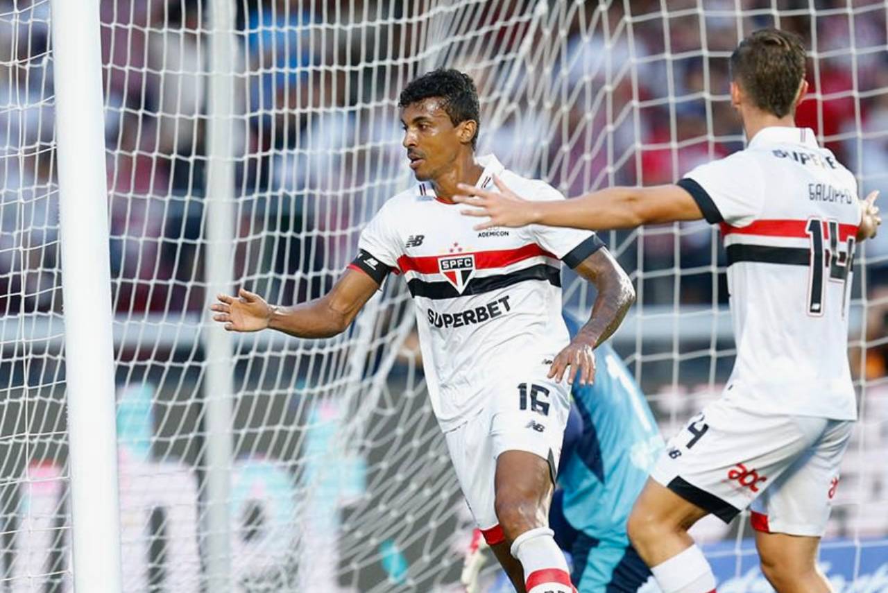 Luiz Gustavo marcou o único gol da vitória do São Paulo. Foto: Paulo Pinto e Nilson Fukuda / São Paulo FC