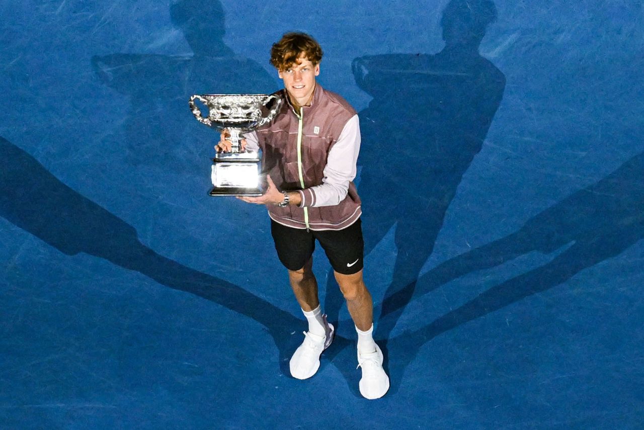 Jannik Sinner com troféu do Australian Open 2024