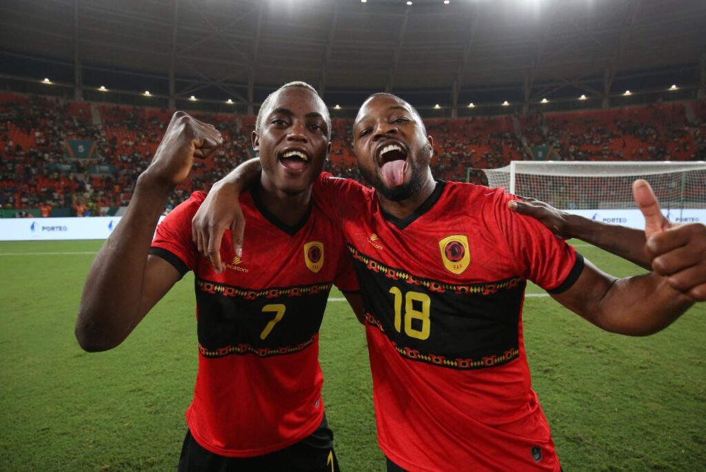Jogadores da Angola comemoram vitória sobre a Namíbia na Copa Africana de Nações