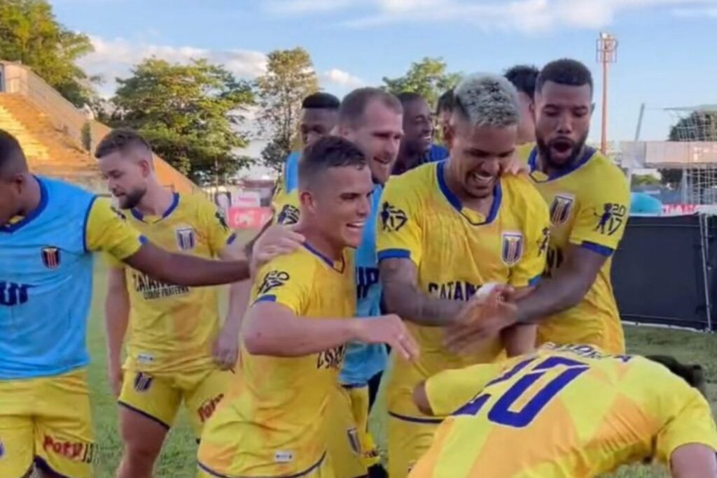 Jogadores do Catanduva comemoram gol contra Grêmio Prudente no Campeonato Paulista A3