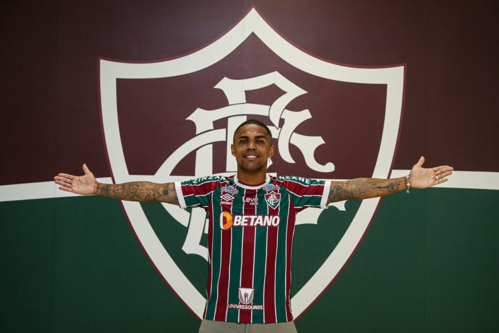 Douglas Costa posa com a camisa do Fluminense