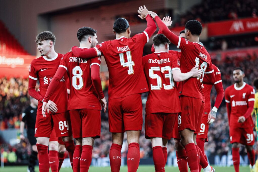 Jogadores do Liverpool celebram classificação