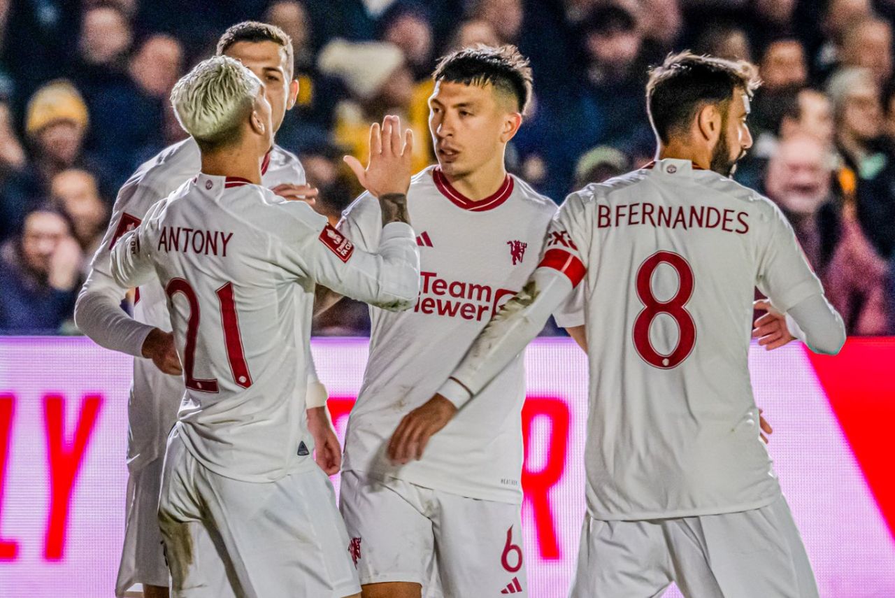 Jogadores do Manchester United comemoram gol contra o Nowport County na Copa da Inglaterra