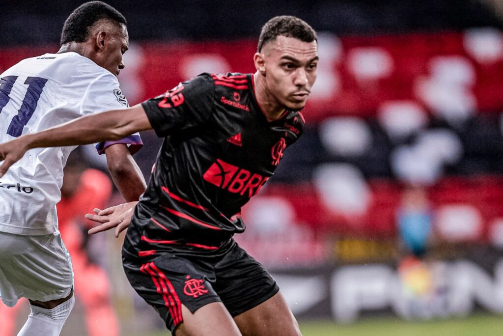 Lateral-direito Matheuzinho, alvo do Botafogo, em jogo do Flamengo em 2023
