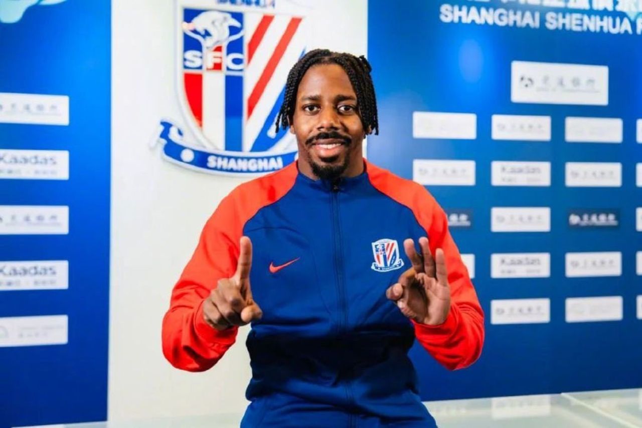 Lateral-direito Wilson Manafá, antigo alvo do Botafogo, posa no Shangai Shenhua