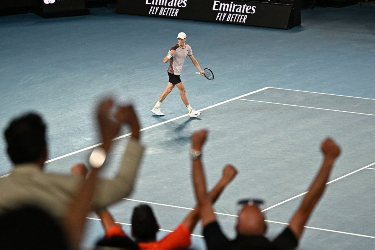 Tenista Jannik Sinner em quadra na final do Aberto da Austrália 2024