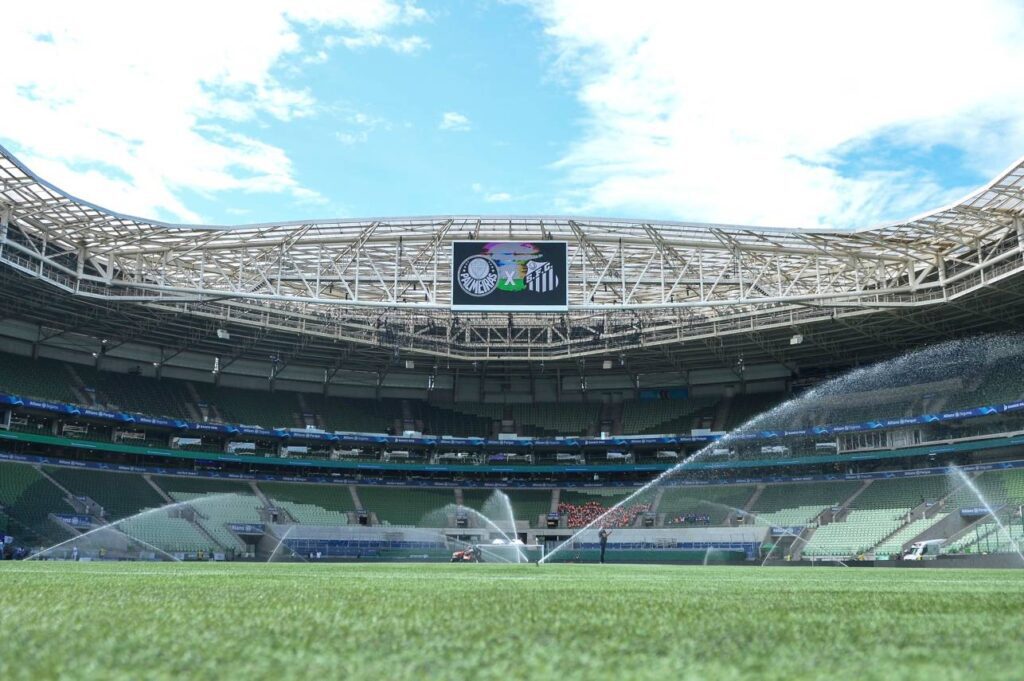 Gramado sendo molhado antes da partida entre Palmeiras e Santos. Foto: Staff Images/ Allianz Parque