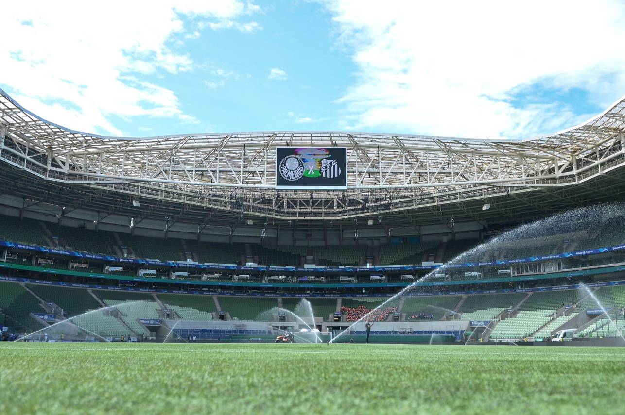 Gramado sendo molhado antes da partida entre Palmeiras e Santos. Foto: Staff Images/ Allianz Parque