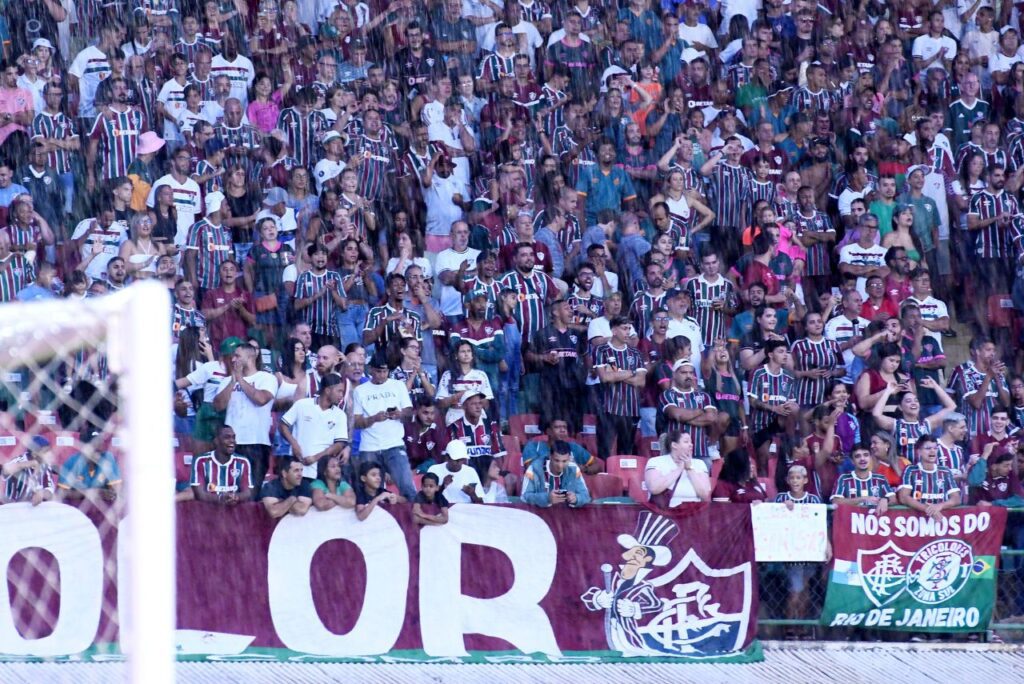 Torcida do Fluminense no estádio Luso-Brasileiro