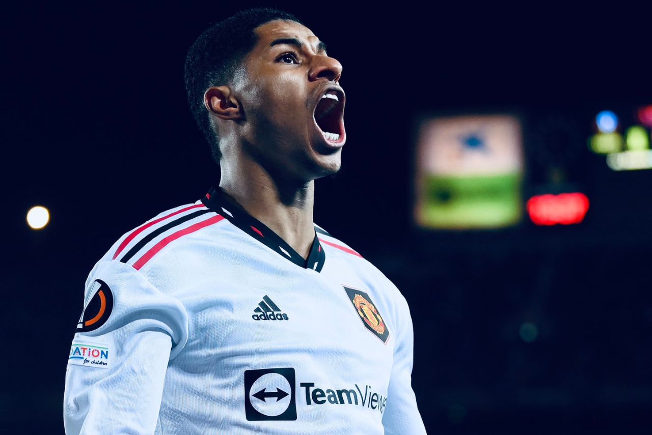 Atacante Marcus Rashford comemora gol em jogo do Manchester United