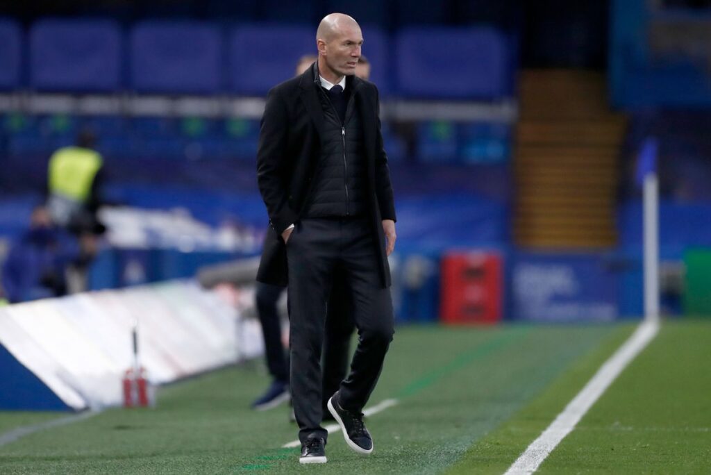 Treinador Zinédine Zidane em jogo do Real Madrid em 2021