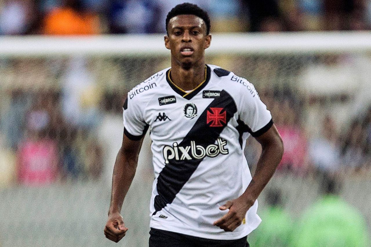 Zagueiro Robson Bambu em jogo do Vasco em 2023