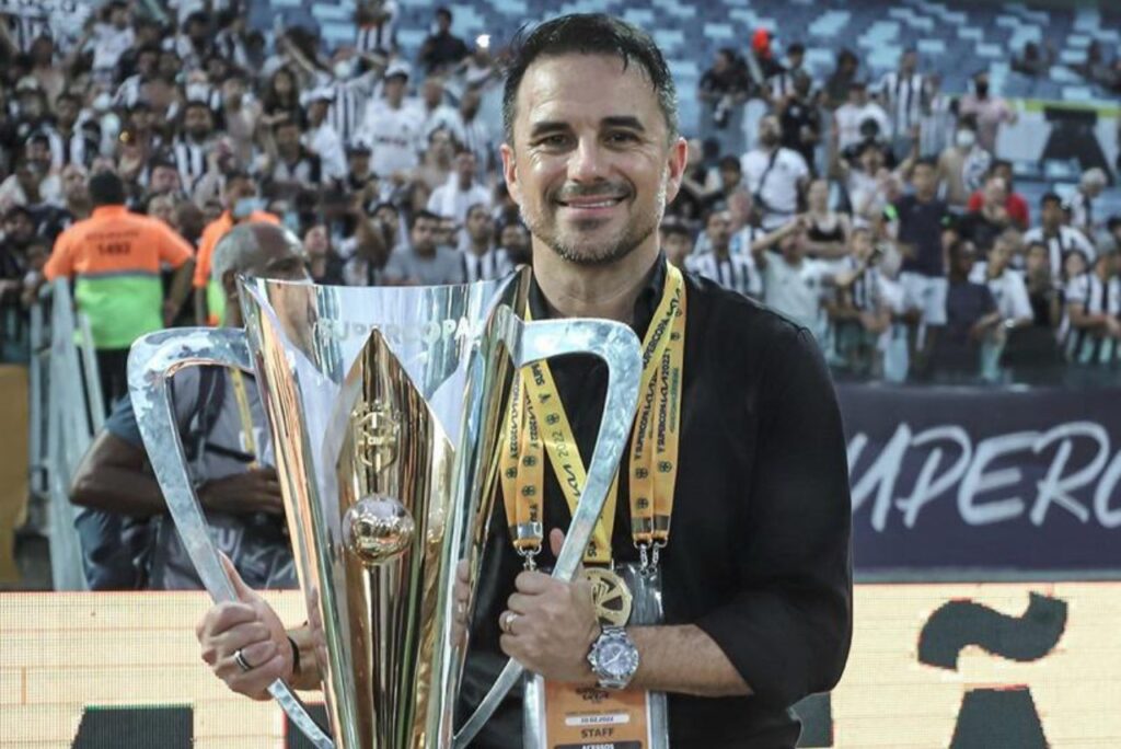 Dirigente Rodrigo Caetano, do Atlético-MG, com taça da Supercopa do Brasil