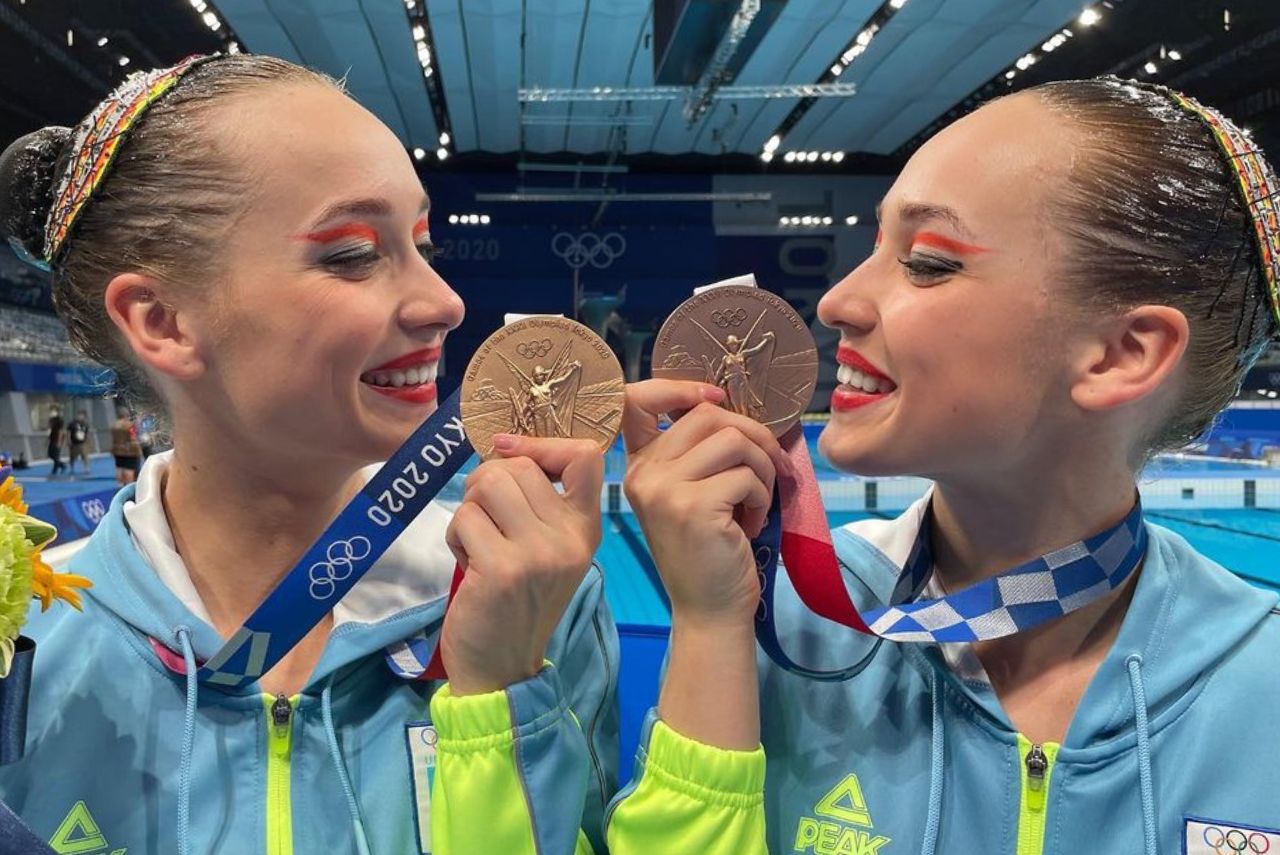 Irmãs Maryna e Vladyslava Aleksiiva, ucranianas do nado sincronizado