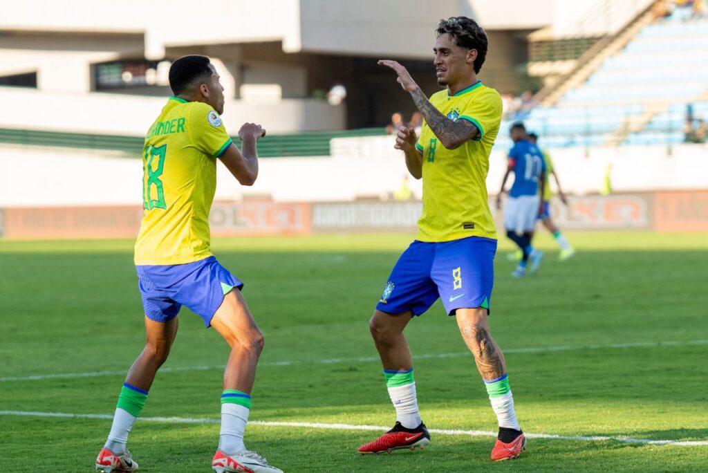 Alexsander e Marlon Gomes comemoram gol do Brasil