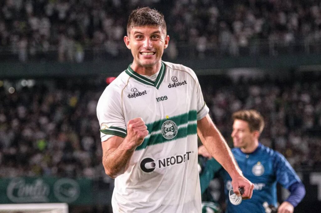 Kuscevic pode ser o novo reforço do Fortaleza. Foto: Gabriel Thá/Coritiba