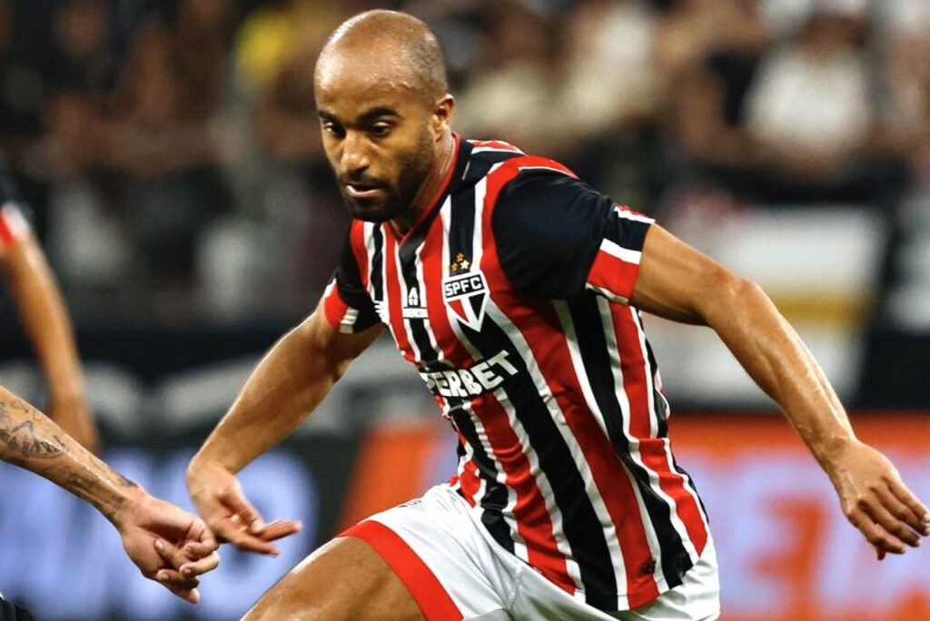 Lucas em campo pelo São Paulo contra o rival