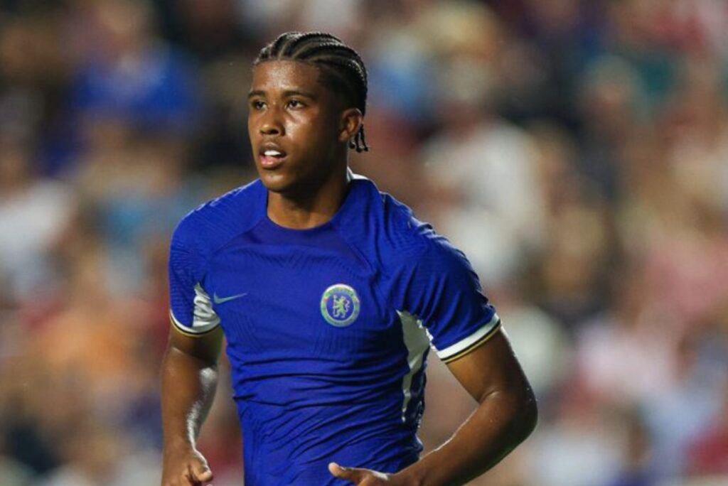 Andrey Santos com a camisa do Chelsea