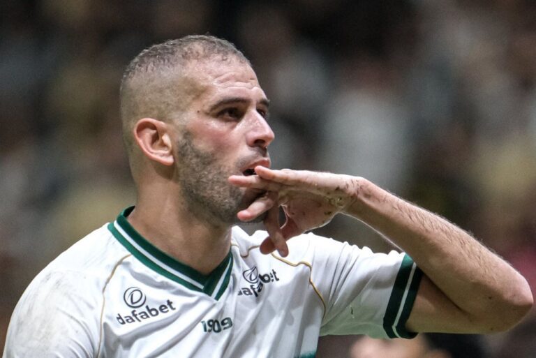 <p>Slimani não segue no Coritiba para 2024. Foto: Gabriel Thá / Coritiba</p>
