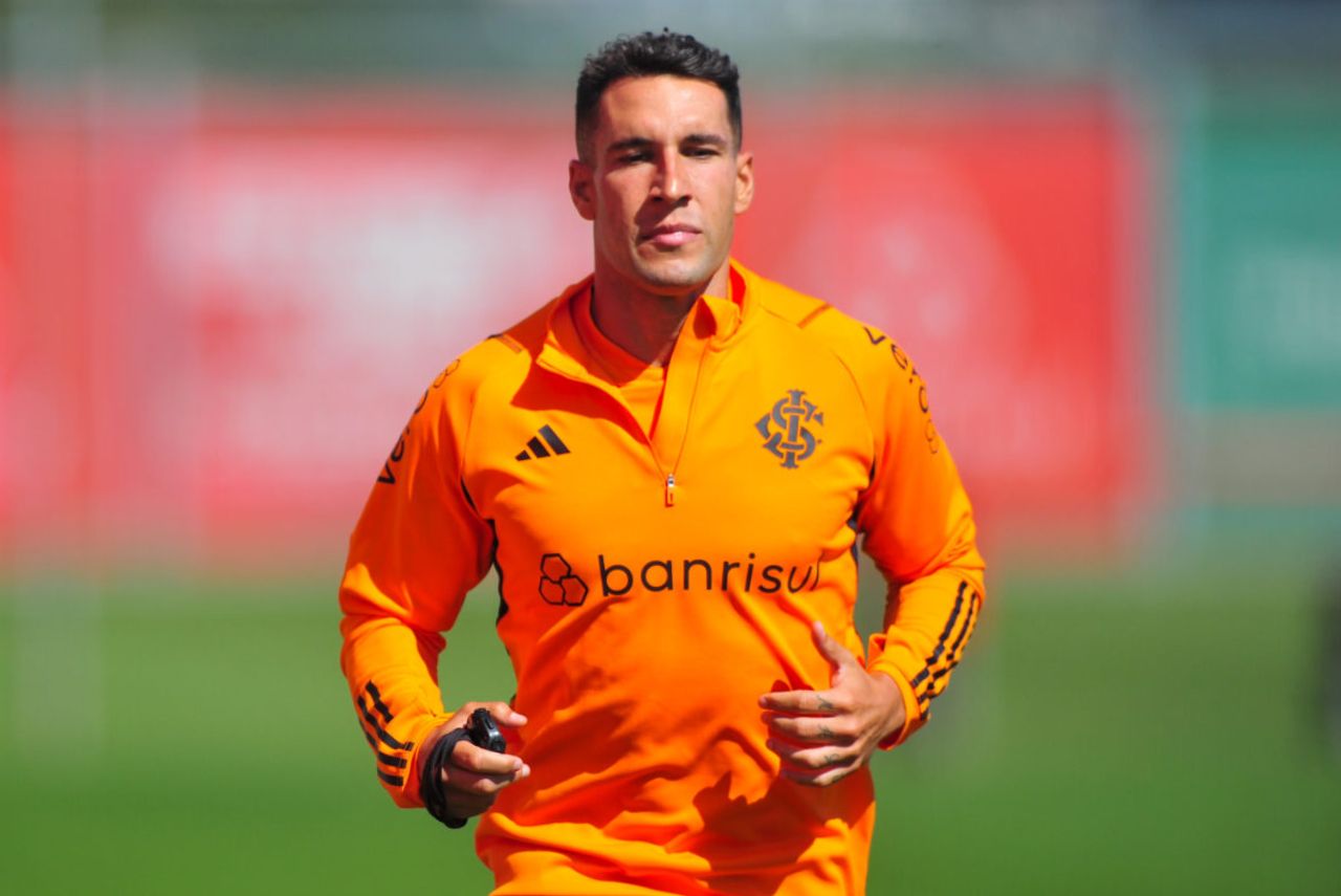 Lateral-direito Hugo Mallo em treino no Internacional