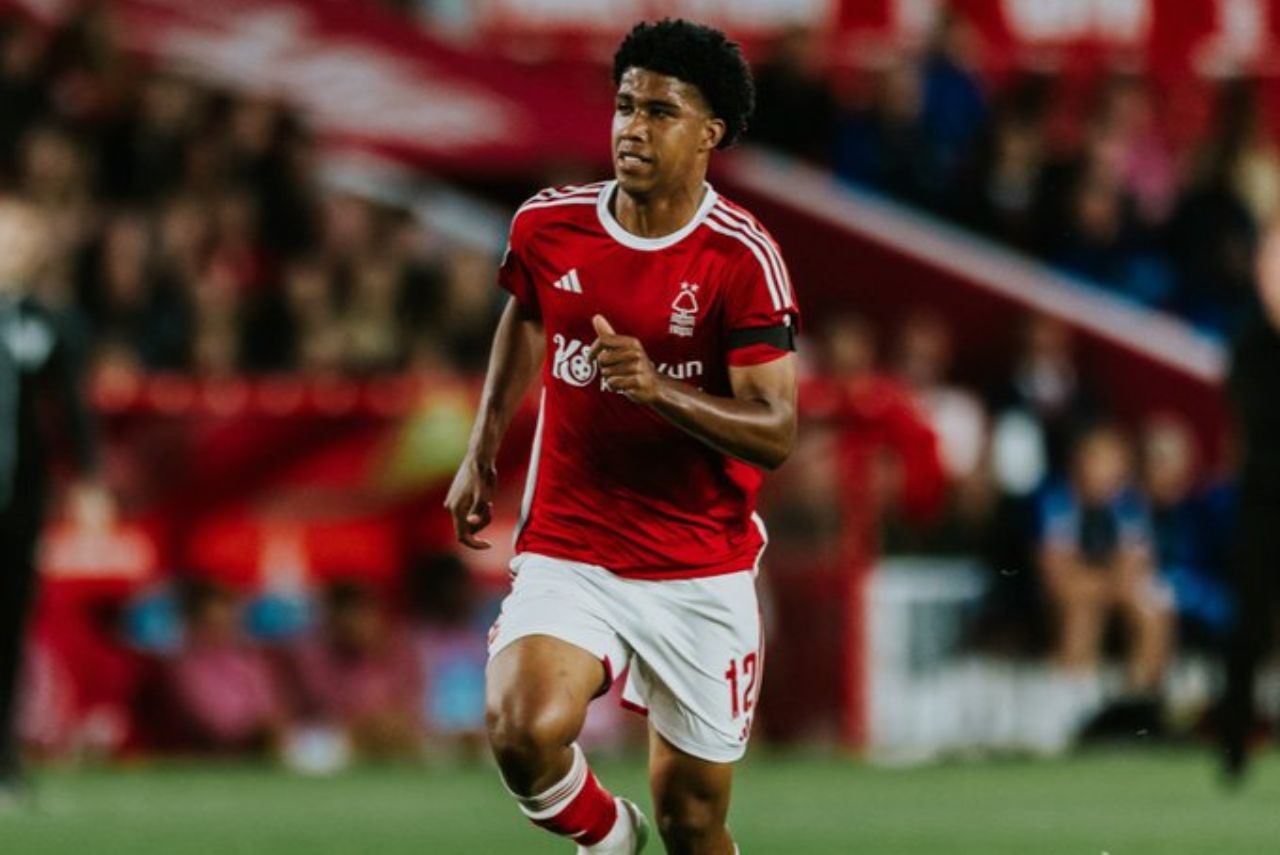 Volante Andrey Santos, do Chelsea, em jogo do Nottingham Forest