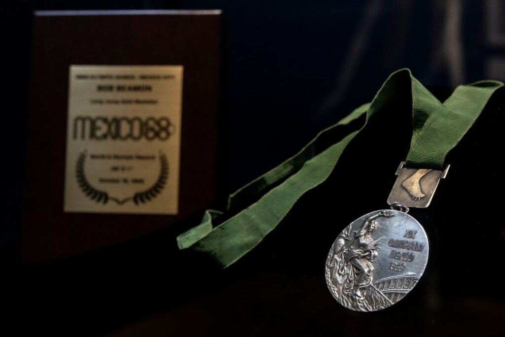 Medalha conquistada por Bob Beamon em 1968 (Foto: Angela Weiss/AFP)