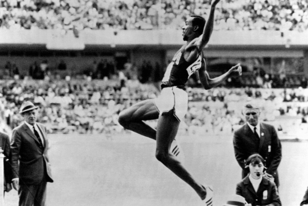 Salto de Bob Beamon nos Jogos Olímpicos do México em 1968 (Foto: EPU/AFP)