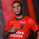 Atacante Petterson posa com camisa do Athletico