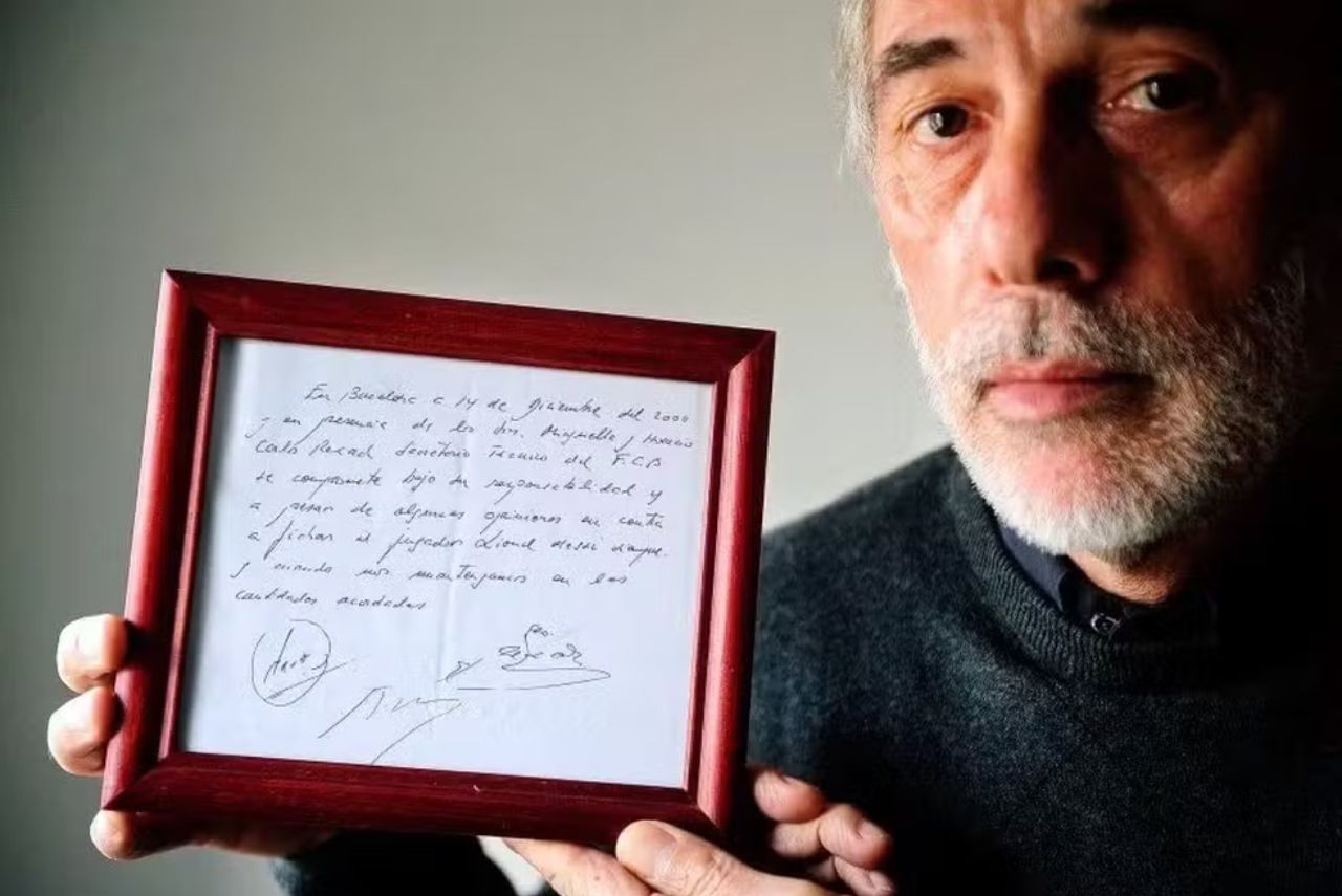 Horacio Gaggioli, primeiro empresário de Messi, com o guardanapo que será leiloado (Foto: Reprodução)