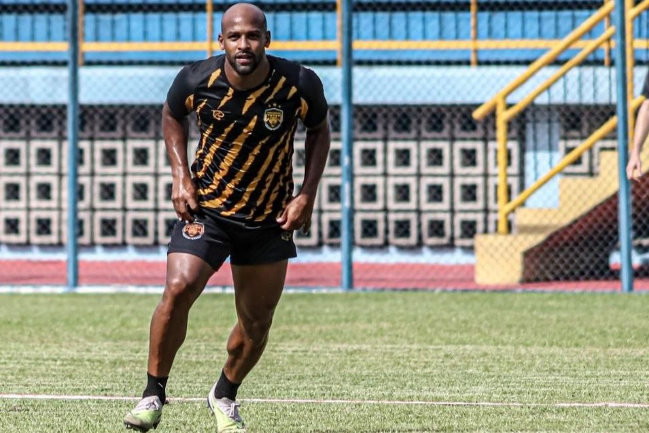 Volante Fellipe Bastos em treino do Amazonas