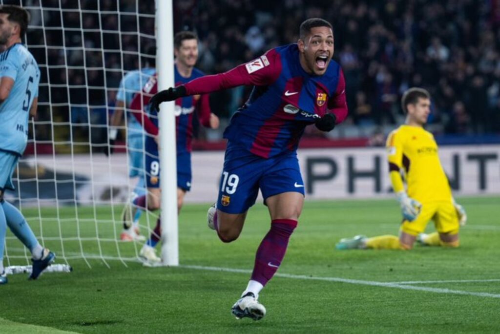 Atacante Vitor Roque comemora gol pelo Barcelona contra o Osasuna no Campeonato Espanhol