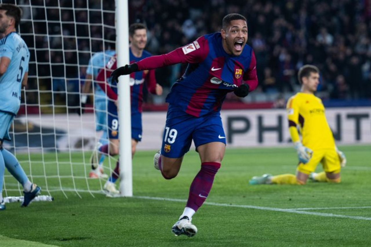 Atacante Vitor Roque comemora gol pelo Barcelona contra o Osasuna no Campeonato Espanhol