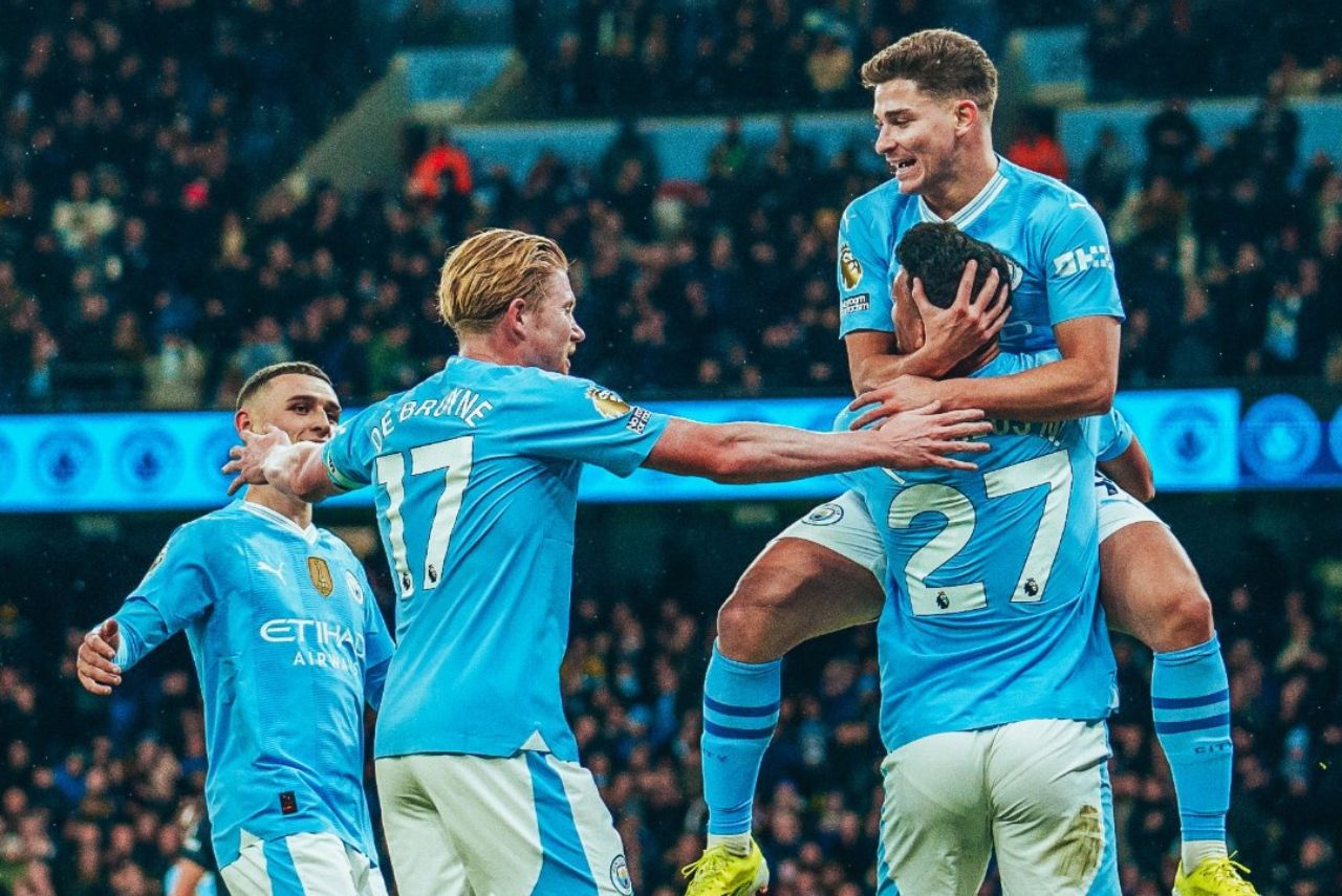 Jogadores do Manchester City comemoram vitória sobre o Bunrley no Campeonato Inglês