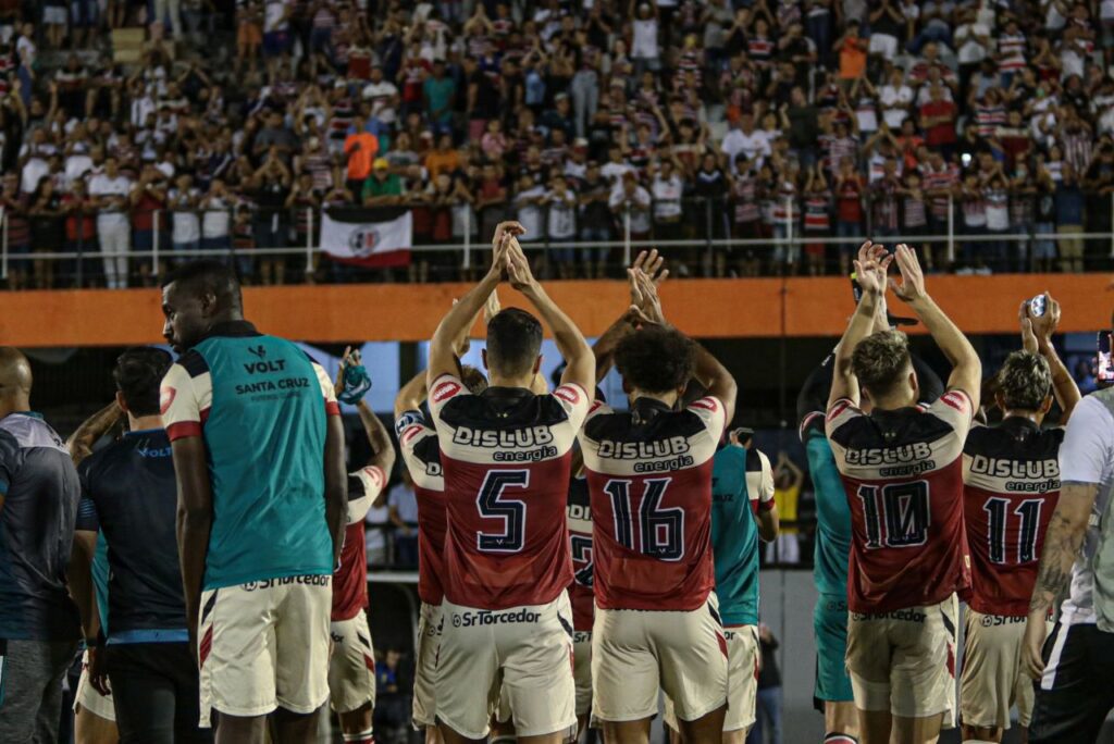 Jogadores do Santa Cruz celebram com a torcida