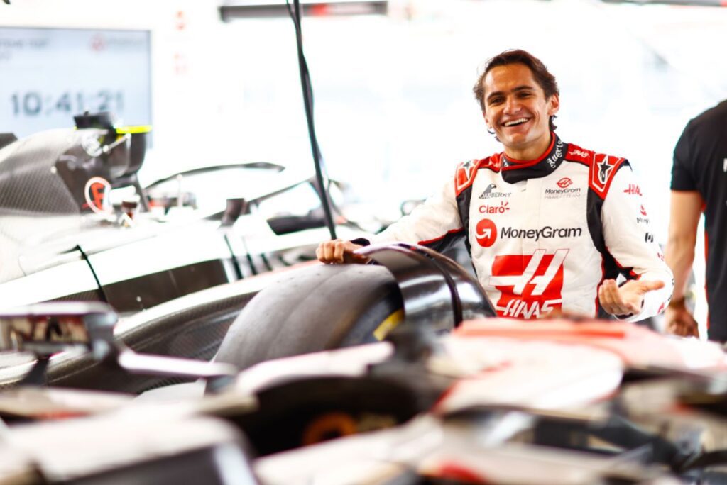 Piloto Pietro Fittipaldi ao lado de carro da Haas na Fórmula 1