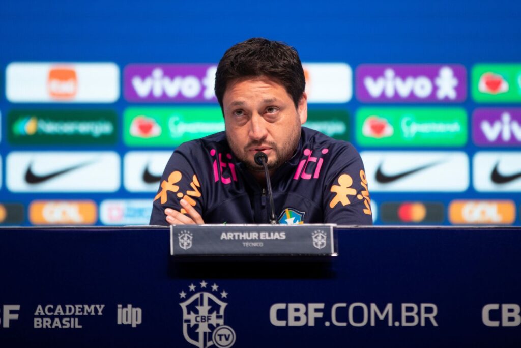 Arthur Elias, técnico da seleção feminina