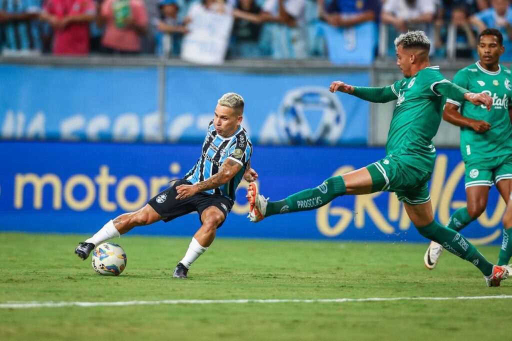 Soteldo precisou sair de campo de maca na partida contra o Juventude. Foto: Lucas Uebel/Grêmio
