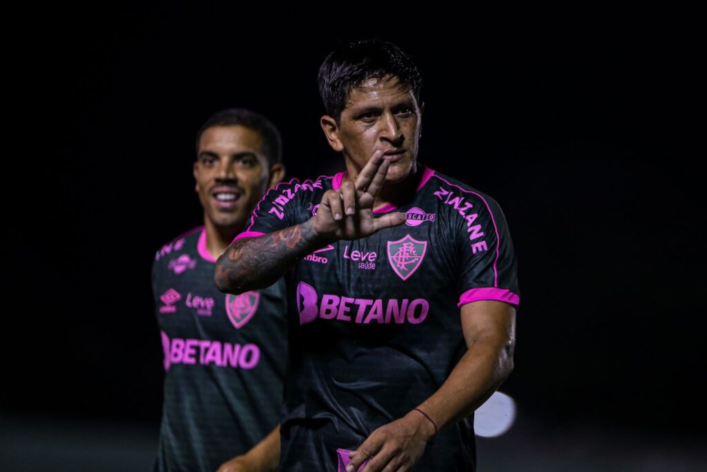 Cano faz o L pelo Fluminense