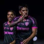 Cano faz o L pelo Fluminense